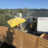 Fritteusenbrand auf Obsthof greift rasch auf Vordach über