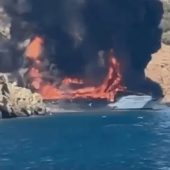 Türkisches TouristenBoot in Flammen