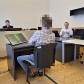 Frau und Kind mit Traktor bedrängt