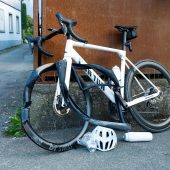 Pkw und Rennrad kollidieren in Schnifis