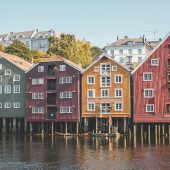 Bunte Häuser am Fluss