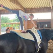 Kleine Akrobatinnen hoch zu Pferd
