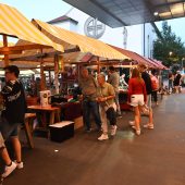Flohmarkt, Fußball und eine Portion Pommes