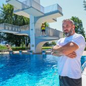 Securitys greifen durch: Wenn im Freibad nur noch der Rauswurf hilft. »A6