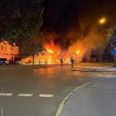 Großbrand zerstört Kiosk in Bregenzer Achsiedlungs­straße komplett. »A8