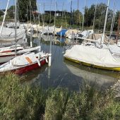 Der Wasserstand zwingt Bootsbesitzer zum Handeln. »A4