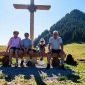 Neues Alpkreuz auf der Bazora gesegnet
