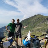 Zwei Freunde auf großer Benefiztour