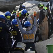 Helfer feiern dramatische Rettung aus Erdbeben-Trümmern