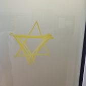 Antisemitisches Symbol auf ZeMiT-Büro in Feldkirch geschmiert