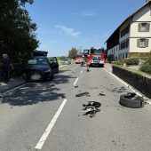 Pkw kracht gegen Mauer