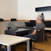 Mit einem Jagdmesser gegen Polizisten