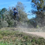 Junge Motocross-Fahrer heben ab