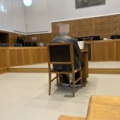 Mit Gewehr auf Mann gezielt