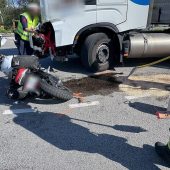 Motorrad prallt gegen Lkw in Hörbranz