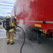 Lkw brennt auf L190 in Nüziders nach Defekt