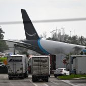 Frachtflugzeug verunglückt nach Landung in Miami – fünf Tote