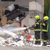 Müllwagen in Bregenz beginnt plötzlich zu rauchen: Akku im Restmüll vermutet