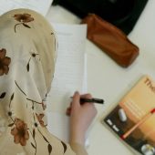 Streit ums Kopftuch eskaliert vor Schule