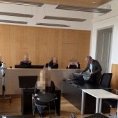Mutter mit Baby auf der Anklagebank