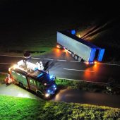Lkw auf Feldweg