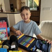 Eine Familie zeigt, was der Schulstart kostet