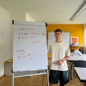 Kinder bei VHS-Workshop auf den Spuren des Journalismus