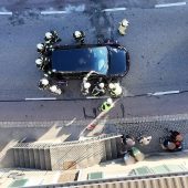 VW Golf kracht in Höchst gegen Hauswand