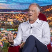 Leiter gibt Zeiler einen Korb mit Hintertürchen