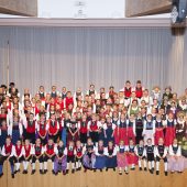 Kinder zeigten Brauchtum