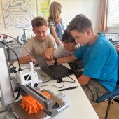 Kinder erlernen die Kunst des 3D-Drucks