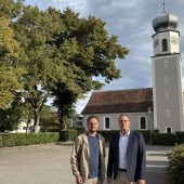 Auf Kirchenparkplatz entsteht Dorfplatz