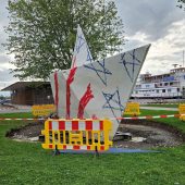 Festspielboot ankert in Lochau