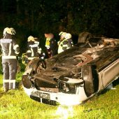 Alkolenker kommt von Straße ab und stürzt über Abhang