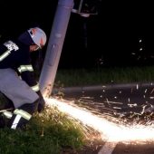 Feuerwehr muss Mast abtrennen