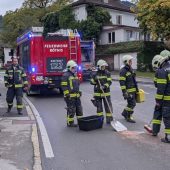 Moped prallt gegen Pkw