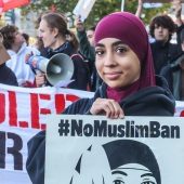 Rund 150 Menschen protestierten in Bregenz gegen das Kopftuchverbot. »A5