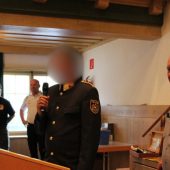 Polizisten in Uniform bei umstrittenem Schieß-Event. »A5