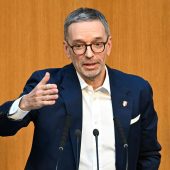 FPÖ stellt Misstrauensantrag gegen Dreierkoalition