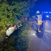 Alkoholisierter Lenker stürzt mit VW Polo in Bach: Zwei Verletzte