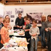 Halloween-Masken und ­Chansons im Museum