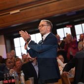 Jubel für Kickl, Protest vor dem Saal