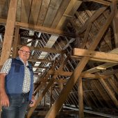 Über den Köpfen der Kirchgänger
