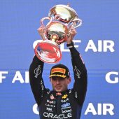 Verstappen feiert ersten Saisonsieg