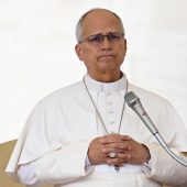 Papst muss operiert werden