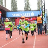 Ein Stadion voller Jubel, bunter Regenjacken und roter Wangen